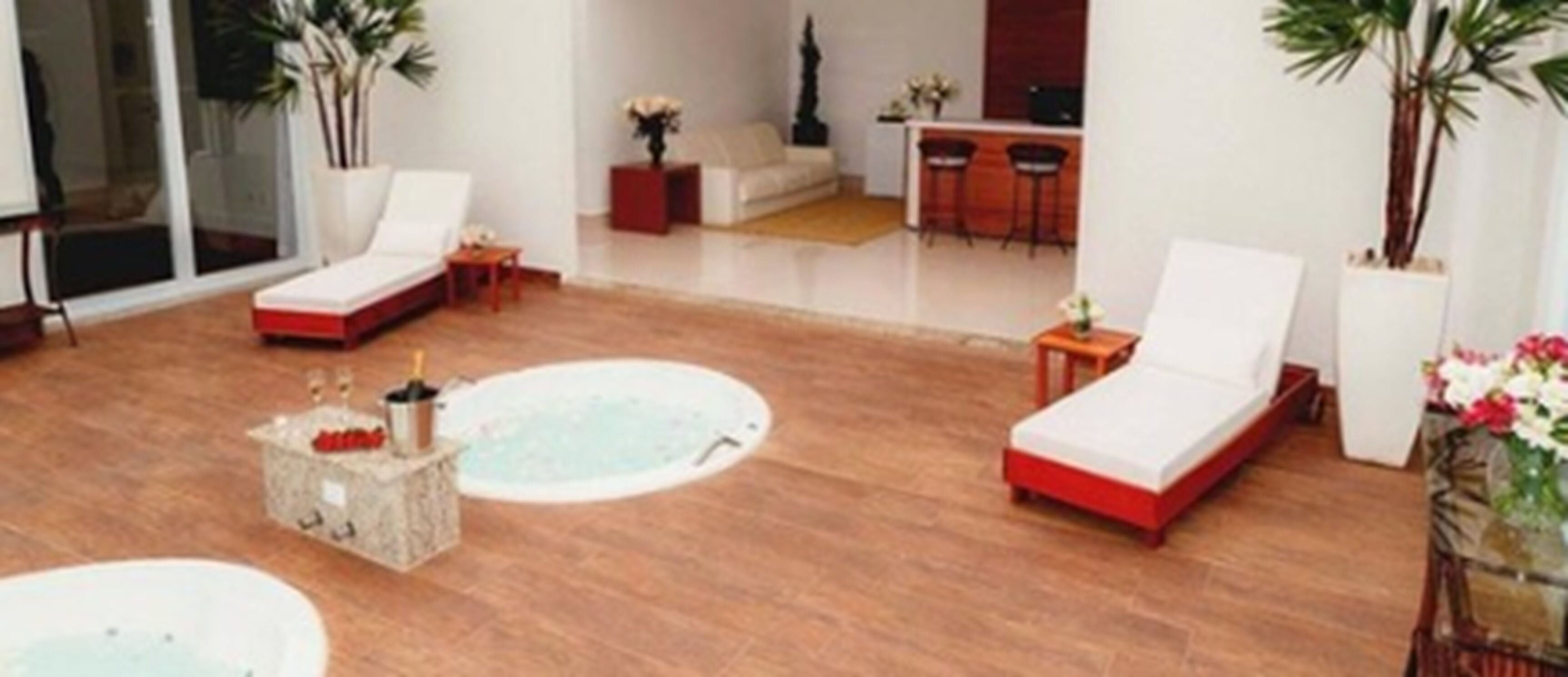 body treatments, body wraps, body scrubs, facials, 4 treatment rooms