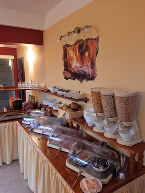 Free buffet breakfast on weekdays