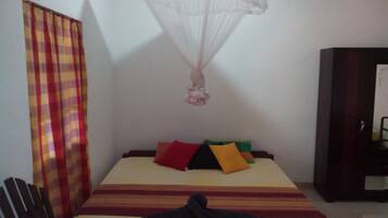 Kamar Quadruple, Beberapa Tempat Tidur, Bebas Asap Rokok | 10 kamar tidur, brankas, meja kerja, dan kedap suara