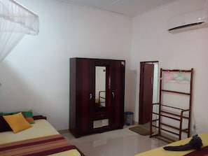 Chambre quadruple, Plusieurs lits, non-fumeur | Vue de la chambre