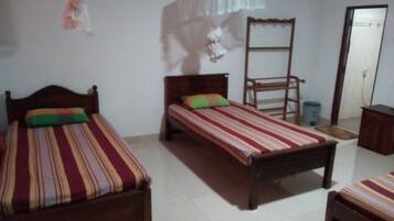 Asrama Umum, Beberapa Tempat Tidur, Bebas Asap Rokok | 10 kamar tidur, brankas, meja kerja, dan kedap suara