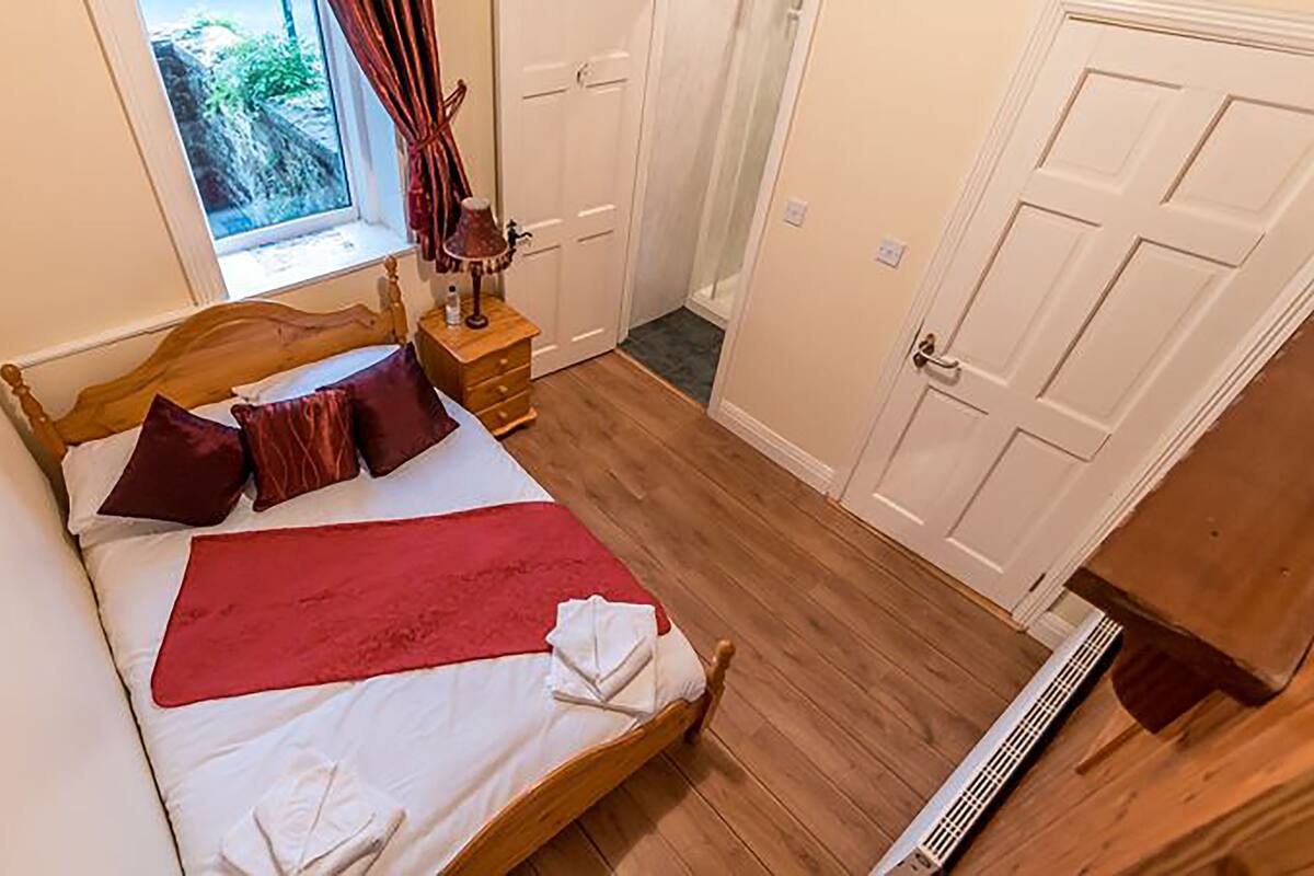 Free WiFi, bed sheets
