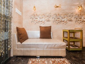 Lobby sitting area - OYO 16119 Hotel Oliver (Mumbai)