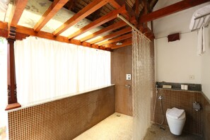 Luksusvilla, 1 kingsize-seng | Bad | Toalettartikler (inkludert) og håndklær