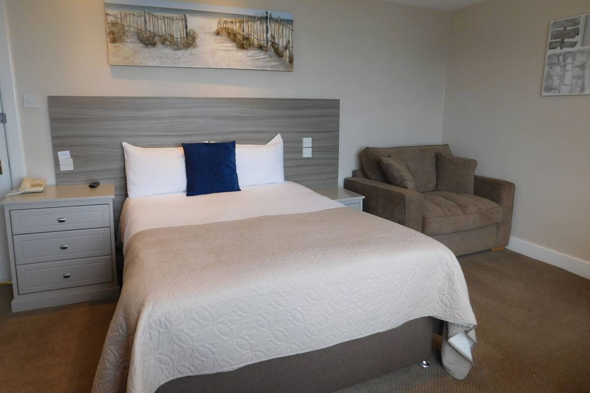 Spacious Double Room, Sea View | Premium bedding, blackout drapes, iron/ironing board (on request)