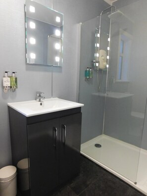 Free toiletries, hair dryer, towels - Cullen Bay Hotel (Buckie)