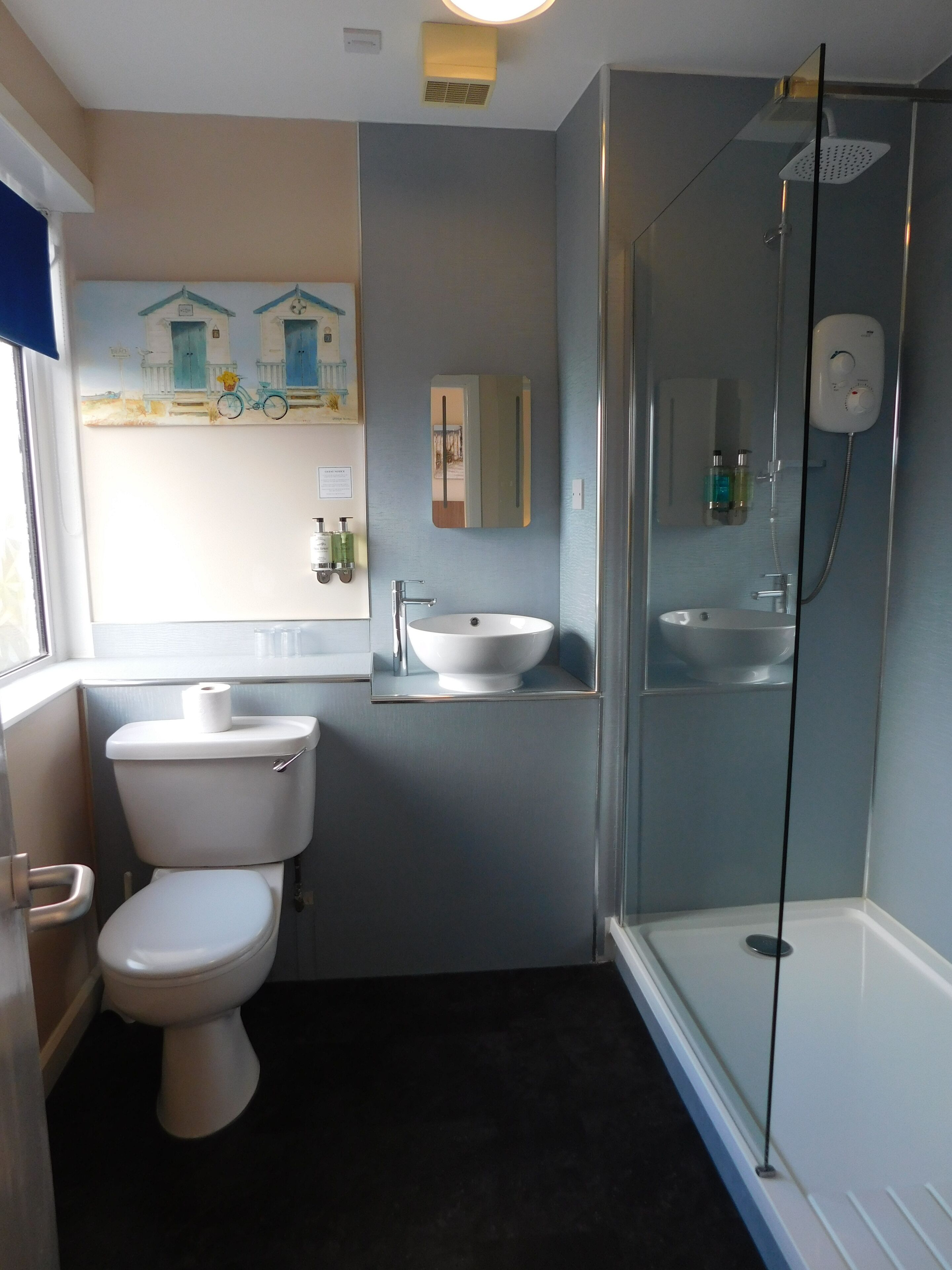 standard twin room, 1 bedroom, garden view | bathroom | free toiletries, hair dryer, towels