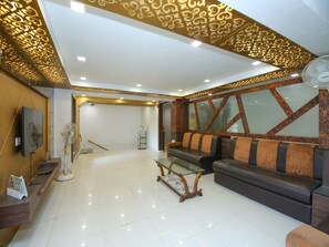 Lobby sitting area - OYO 14465 Hotel Cozy Residency (Jabalpur)