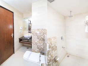 Suite | Baño | Amenidades de baño gratuitas y toallas