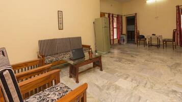 Double or Twin Room | Living area