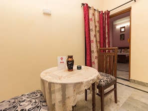 Chambre double ou avec lits jumeaux | Repas dans la chambre