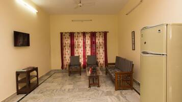 Double or Twin Room | Living area