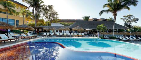 3 piscinas al aire libre, sombrillas, sillones reclinables de piscina