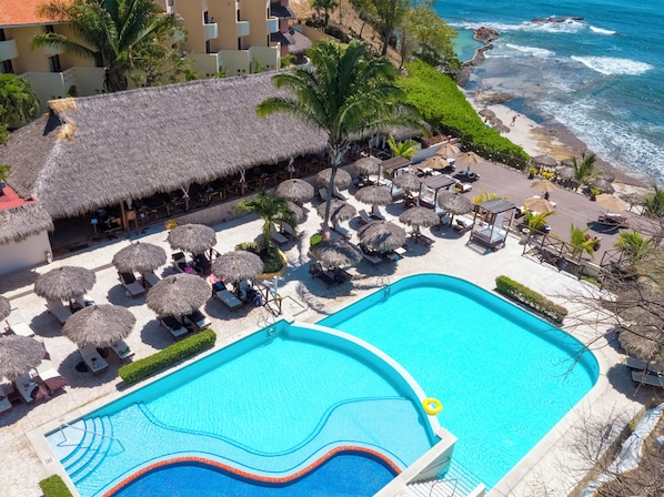3 outdoor pools, pool umbrellas, sun loungers