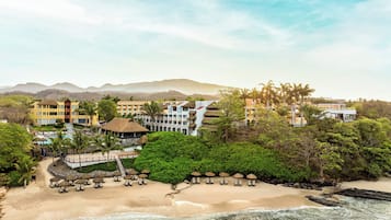 En la playa, camastros, sombrillas y toallas de playa