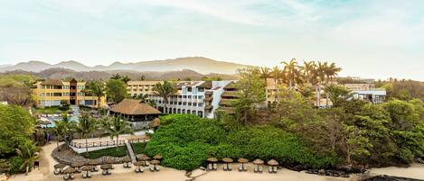 Am Strand, Liegestühle, Sonnenschirme, Strandtücher