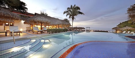 3 piscines extérieures, parasols de plage, chaises longues