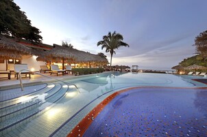 3 piscinas al aire libre, sombrillas, sillones reclinables de piscina