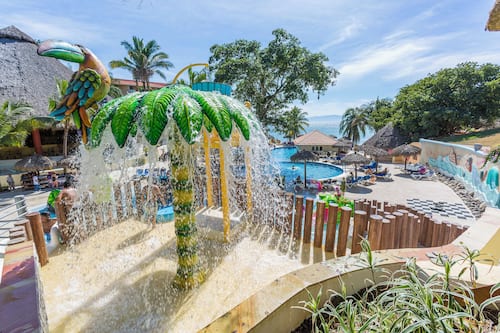 3 outdoor pools, pool umbrellas, sun loungers