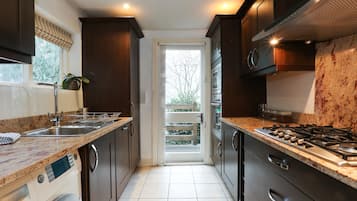 Comfort Apartment, 2 Double Beds, Non Smoking | Private kitchen | Coffee/tea maker, fridge, microwave, oven