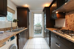 Appartement Confort, 2 lits doubles, non-fumeurs | Cuisine privée | Réfrigérateur, micro-ondes, four, plaque de cuisson