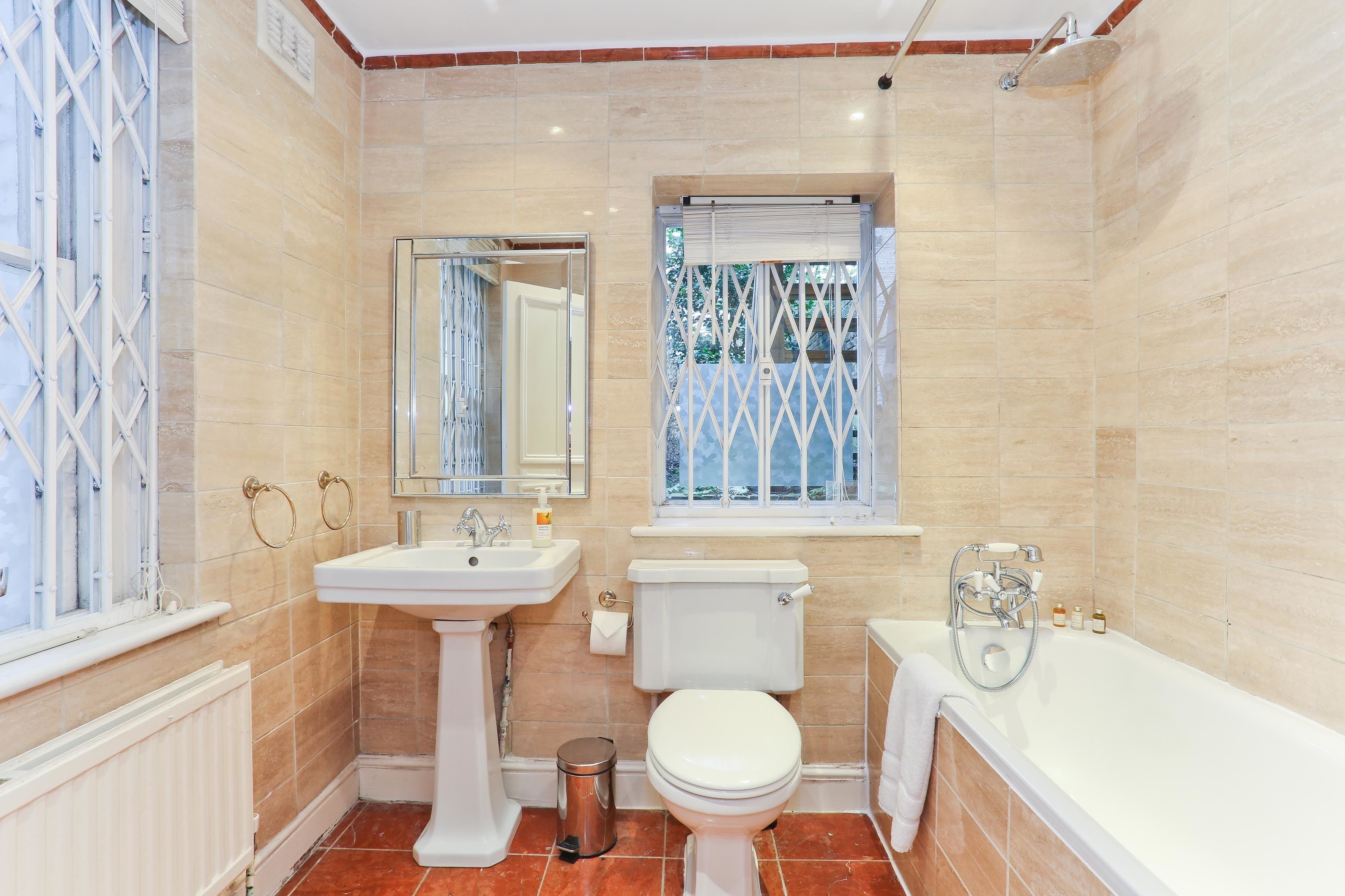 Un baño con inodoro, lavabo y bañera.