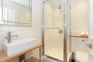 Comfort Apartment, 2 Double Beds, Non Smoking | Bathroom amenities | Separate tub and shower, free toiletries, hair dryer, towels - The Chelsea Apartment (London)