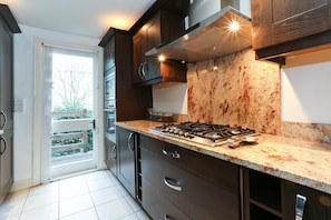 Comfort Apartment, 2 Double Beds, Non Smoking | Private kitchen | Fridge, microwave, oven, stovetop - The Chelsea Apartment (London)