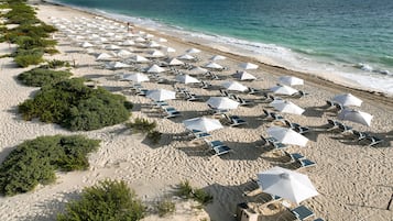 På stranden, vit sandstrand, cabanor (tilläggsavgift) och solstolar