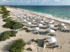 A la platja, platja de sorra blanca i cabanes de platja 