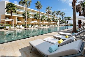 3 piscinas externas, barracas, guarda-sóis
