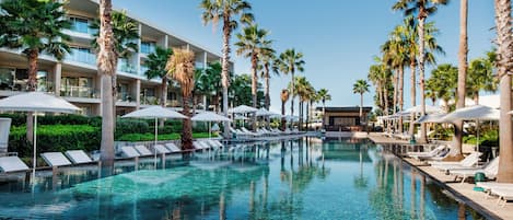 3 piscinas al aire libre, camas de piscina con cargo, sombrillas