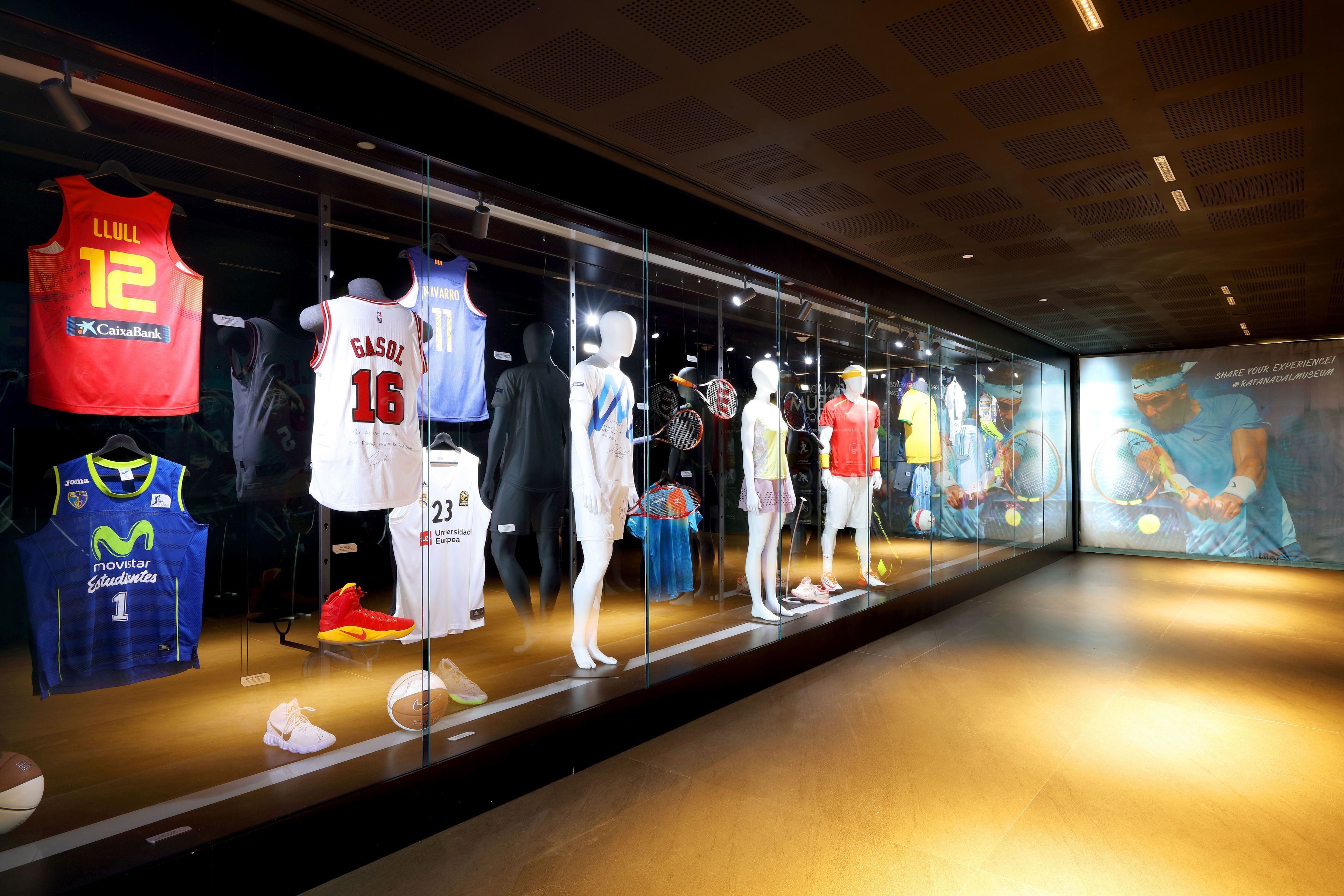 Une exposition de maillots de sport et de chaussures dans un musée.