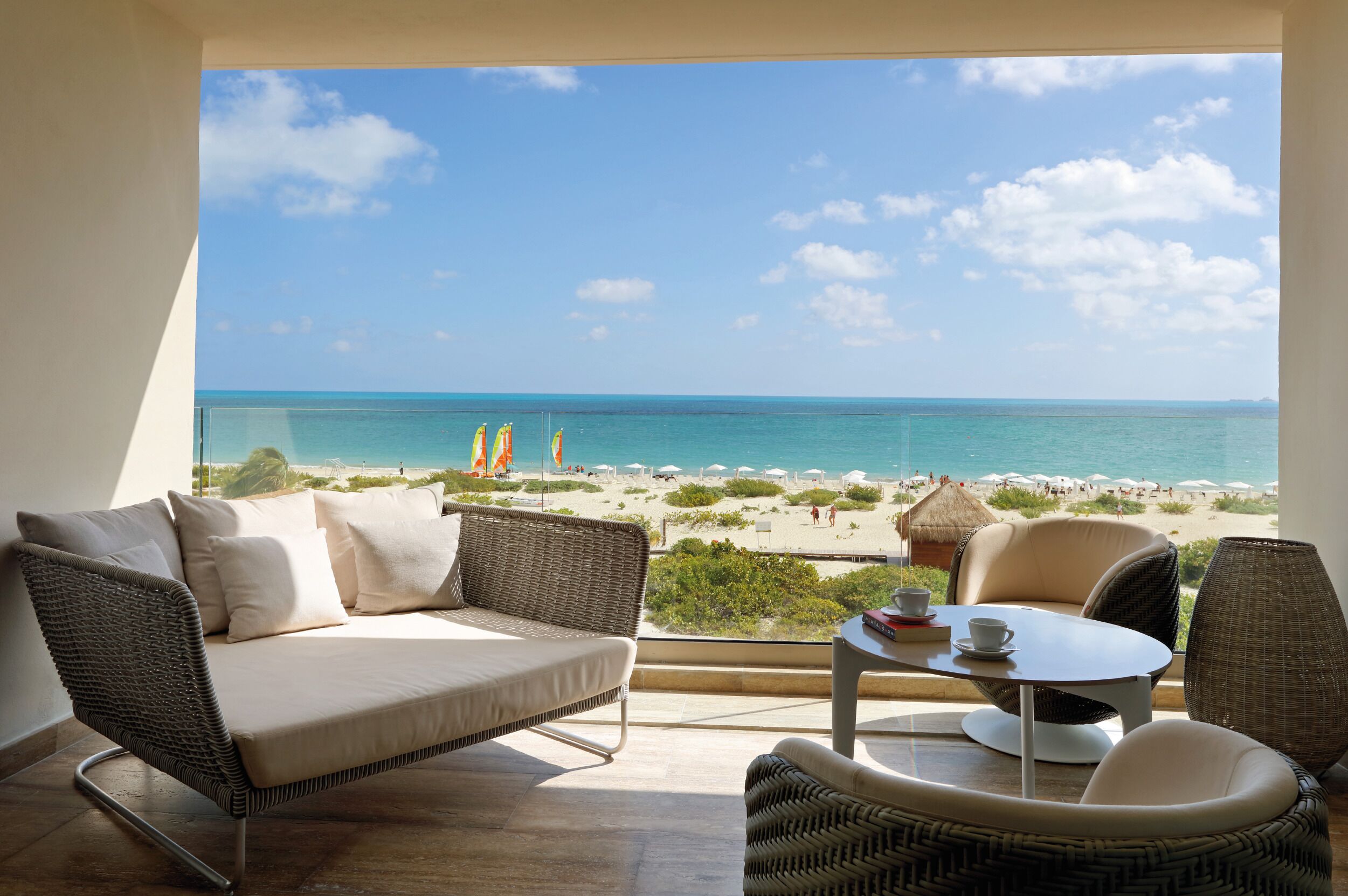 Family Selection Junior Suite Beachside Ocean View - 2 KIDS FREE | 记忆海绵床垫、迷你吧（备有免费物品）、客房内保险箱、办公桌