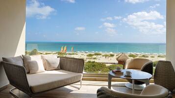 Family Selection Junior Suite Beachside Ocean View - 2 KIDS FREE | Camas con efecto memoria y artículos del minibar gratis