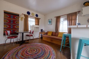 جناح - سريران مزدوجان - منظر للفناء - في منطقة الفناء | منطقة المعيشة | تلفزيون بشاشة مسطحة