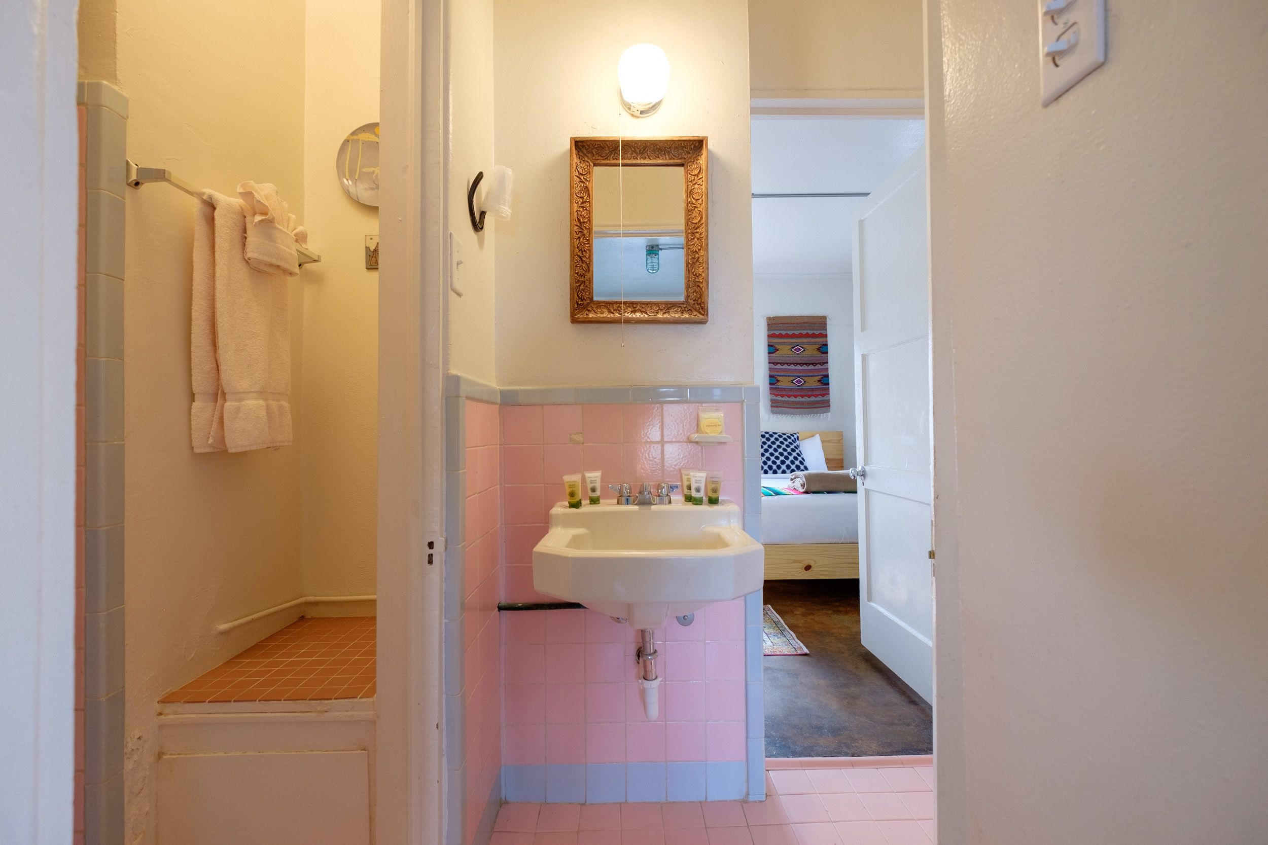 Une salle de bain avec un lavabo, un miroir et des serviettes.
