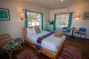 Basic Single Room, 1 Double Bed | Free WiFi, bed sheets - Antelope Lodge (Alpine)