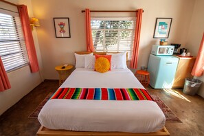 غرفة ديلوكس للاستخدام الفردي - سرير كبير - منظر للفناء - في منطقة الفناء | واي فاي مجانًا وملاءات أسرّة