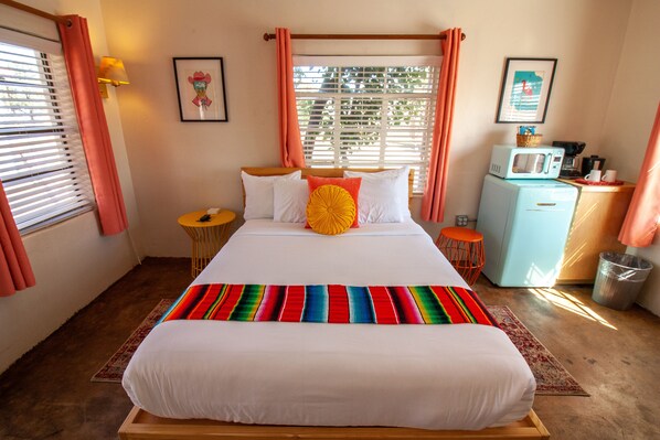 غرفة ديلوكس للاستخدام الفردي - سرير كبير - منظر للفناء - في منطقة الفناء | واي فاي مجانًا وملاءات أسرّة