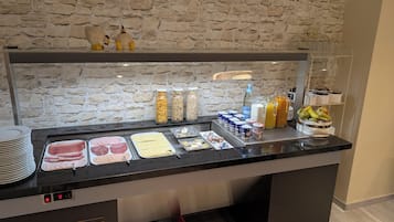 Desayuno buffet (EUR 8 por persona)