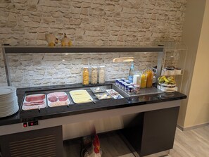 Desayuno buffet (EUR 8 por persona)