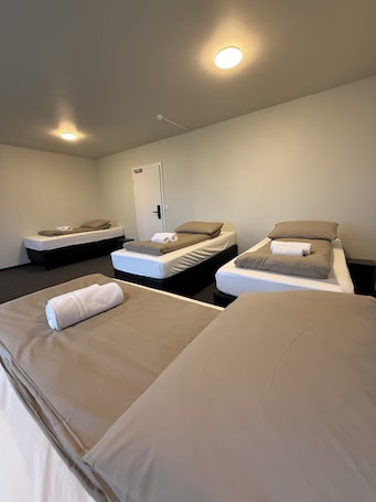 Cortinas blackout, wifi gratis y ropa de cama