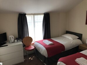 Blackout curtains, free WiFi, bed sheets - Glenfaba Guest House (Douglas)