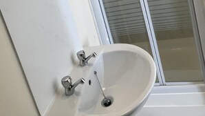 Bathroom - Glenfaba Guest House (Douglas)