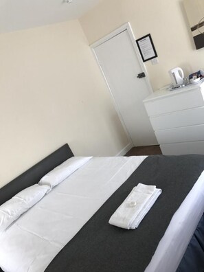 Blackout curtains, free WiFi, bed sheets - Glenfaba Guest House (Douglas)