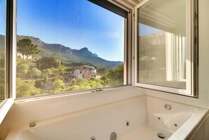 Jetted bathtub