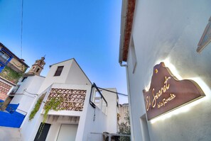 A building with a sign reading "El Secret de la Fonda". - El Secret de la Foradà (Vall de Gallinera)