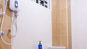Ein Badezimmer mit Toilette, Waschbecken und Dusche.