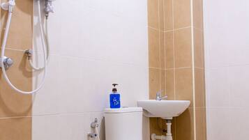 Family House, Multiple Beds, Non Smoking | Bathroom | Shower, free toiletries, hair dryer, bidet